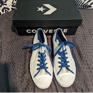 Converse like new White Sneakers with Blue Laces Men’s 7 Women’s 8.5 with box.